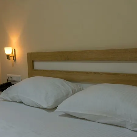 Golden Es Hotel 3*